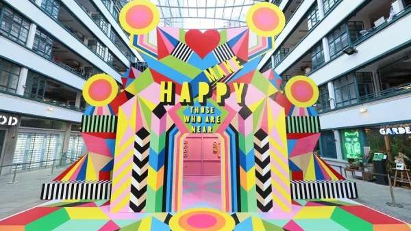 色彩斑斕的快閃店展覽活動靈動了整個區(qū)域，也帶來了意想不到的驚喜