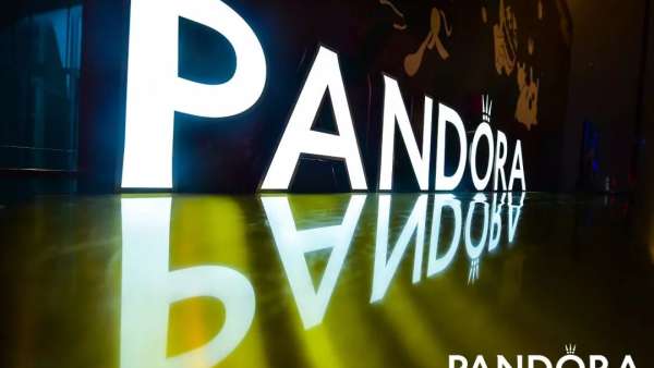 聚集半個(gè)動(dòng)漫圈的跨年晚會(huì)活動(dòng)，一群cos人物活躍了整場(chǎng)活動(dòng)