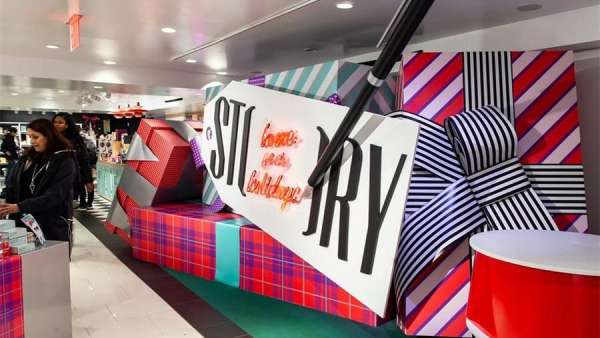 快閃店活動以大禮盒和信封裝置展開，好像述說著一個有趣的假日故事