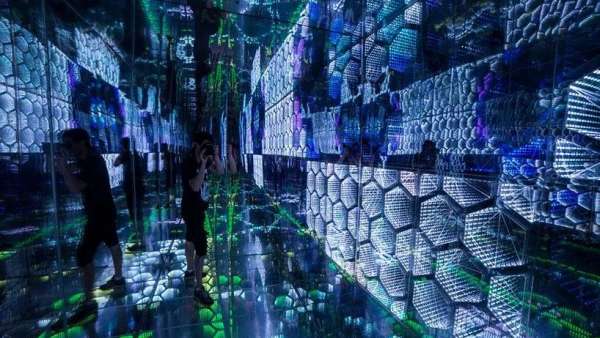 在方寸之間的這場(chǎng)沉浸式燈光秀會(huì)展活動(dòng)創(chuàng)造出了一個(gè)“無(wú)限空間”