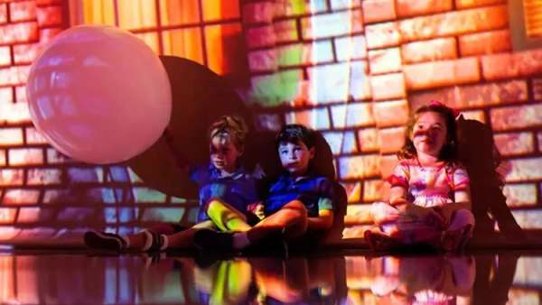 大禮堂內(nèi)的這場沉浸式多媒體展覽活動，360°體驗帶你穿越虛擬世界