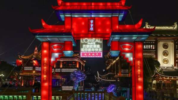 巴黎歐萊雅燈會(huì)快閃店活動(dòng)詮釋著什么是傳統(tǒng)與科技融合、經(jīng)典與現(xiàn)代碰撞