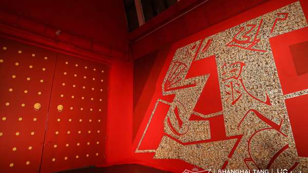 紅色經(jīng)典的沉浸式藝術(shù)慶典活動融匯了中西方文化，鴻運(yùn)當(dāng)頭