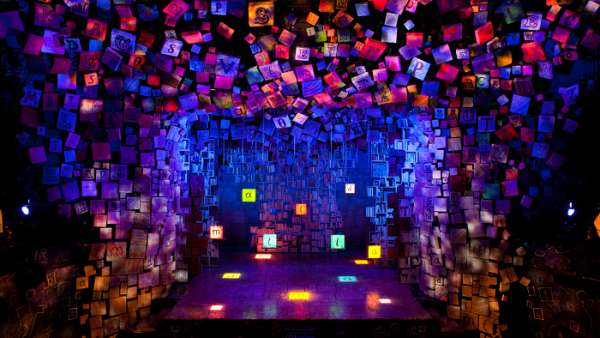 音樂劇的展覽活動(dòng)形式竟然以一本書開篇，這是一部萬人迷的音樂劇吧