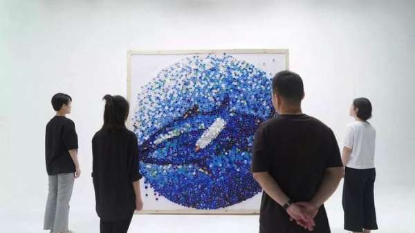15000個(gè)廢棄瓶蓋打造的這幅藝術(shù)作品刷爆了這次環(huán)保展覽活動(dòng)的熱度