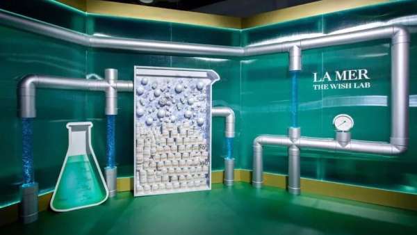 實(shí)驗(yàn)室般的快閃店活動(dòng)當(dāng)屬海洋拉娜清新自然，5個(gè)巨型打卡點(diǎn)更奇幻