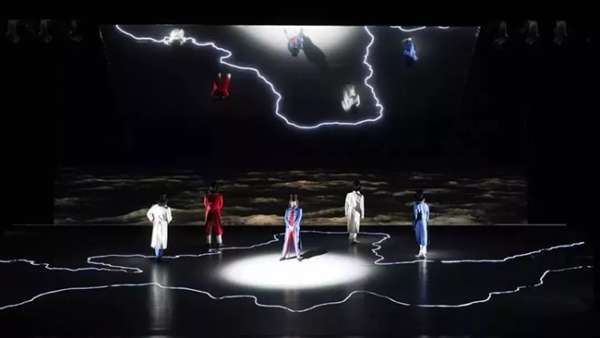 這樣的舞臺劇演出活動的舞美設(shè)計，直接把劇本立體起來了