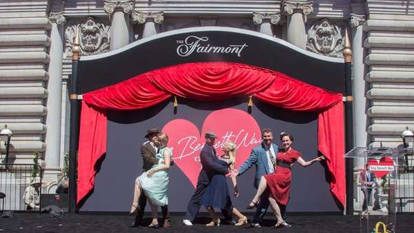 因?yàn)槭懈?，這座城市為他舉辦了銅像揭幕儀式活動(dòng)，還有街道的命名