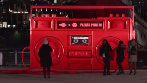 快閃店活動(dòng)策劃亮點(diǎn)竟是一個(gè)巨大的插座和插頭，但卻樂趣橫生