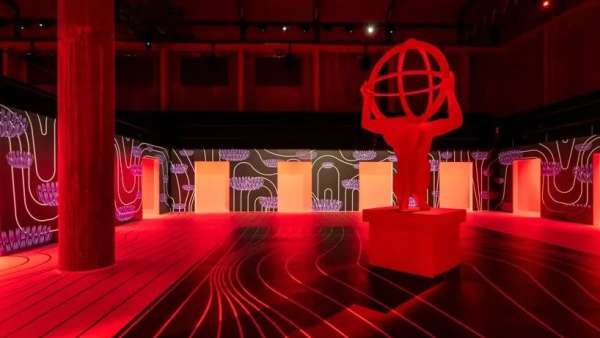 時(shí)裝展覽活動上的這波紅色操作，增加了模特出現(xiàn)和消失之間的神秘感