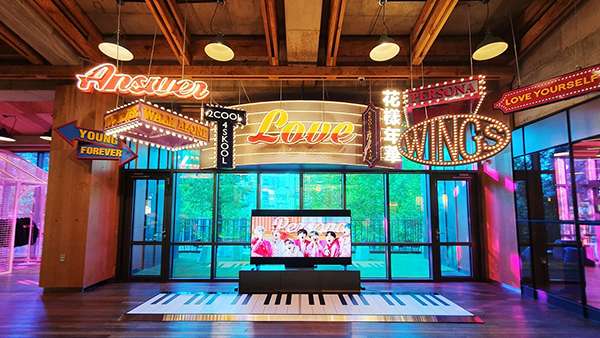 防彈少年團(tuán)的韓國(guó)快閃店活動(dòng)體驗(yàn)場(chǎng)景滿(mǎn)足各種花式打卡，還能買(mǎi)買(mǎi)買(mǎi)