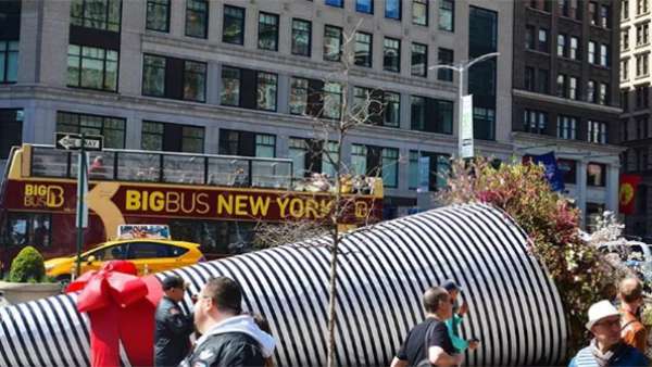 春天里的40英尺長快閃店活動美陳設(shè)計(jì)竟是這捧鮮花捧火的