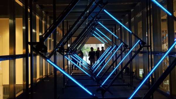 光之書(shū)寫(xiě)的燈光藝術(shù)展覽活動(dòng)融合了戶(hù)外場(chǎng)地，全新沉浸式展出