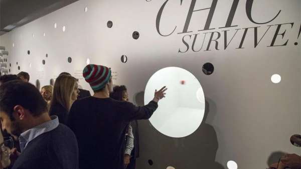 時(shí)裝周歡迎派對(duì)活動(dòng)上，一道交互式概念的藝術(shù)形象墻讓大家駐留了