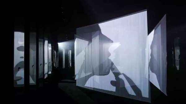 小銀條美妝新品發(fā)布會活動上那細(xì)長的通道與棱角分明的舞臺，不羈且革新