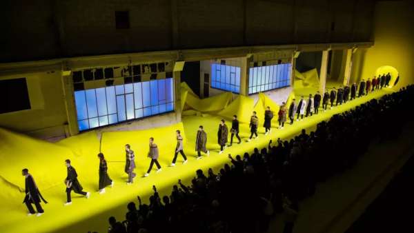 時裝秀活動策劃的點(diǎn)睛之筆非舞臺設(shè)計不可吧，這些舞臺設(shè)計太震撼了