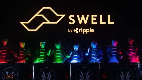 金融技術(shù)會議活動(dòng)創(chuàng)新布景居然是舞臺側(cè)面的兩組巨大的折紙紙鶴窗簾