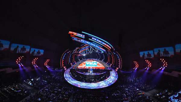 豎立在舞臺上的8.2米月亮人雕塑，秒殺了音樂活動那些平凡策劃