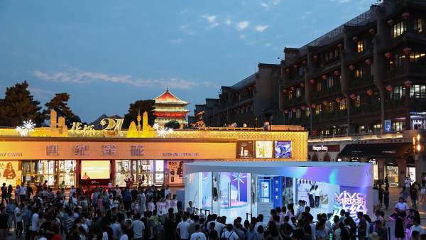 手機(jī)快閃店活動請了雪糕姑娘給你解解暑，滿滿都是幻彩冰爽