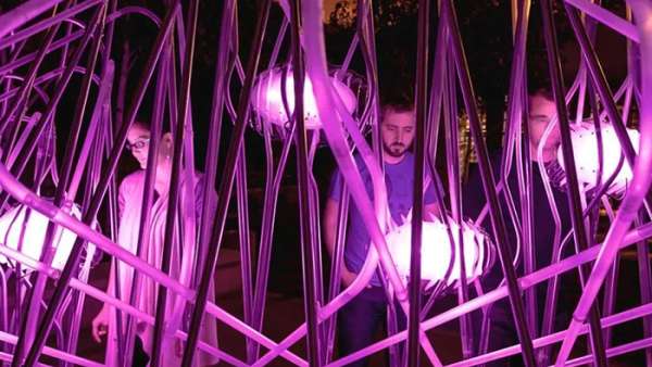 街頭的這個(gè)LED燈光藝術(shù)展覽活動(dòng)裝置還能產(chǎn)生聲波流，太神奇了