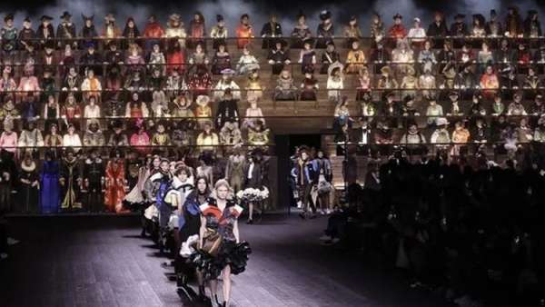 LV時(shí)裝發(fā)布會(huì)活動(dòng)呈現(xiàn)了一場(chǎng)時(shí)空交錯(cuò)的時(shí)裝秀，合唱團(tuán)設(shè)置更有感覺