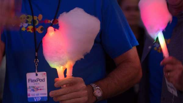 產(chǎn)品發(fā)布會活動營造出的是一場屋頂雞尾酒派對活動