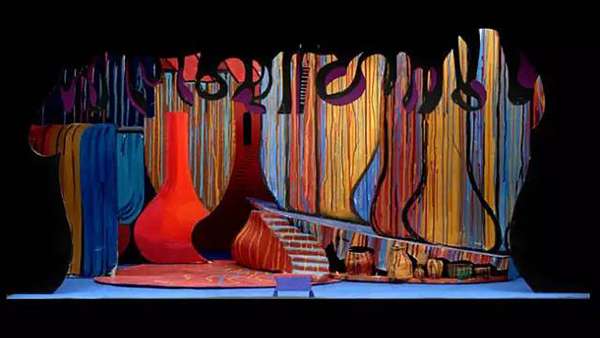 銅版畫藝術(shù)風(fēng)格的活動舞美設(shè)計你見過嗎？他玩味得很起勁