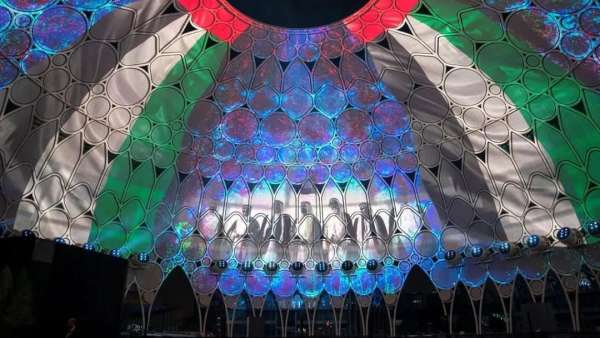 迪拜世博會(huì)開(kāi)幕式活動(dòng)用252臺(tái)投影儀組成了一個(gè)跳動(dòng)的心臟