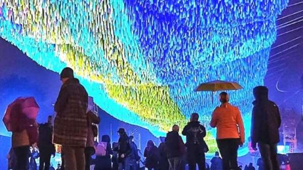 12萬條彩帶創(chuàng)造的這個動力學(xué)展覽裝置瞬間成為周年活動的焦點