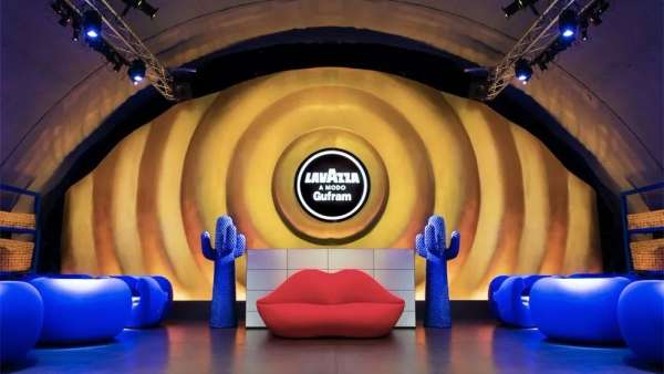 咖啡機發(fā)布會活動派對現(xiàn)場營造了金庫的氛圍，飽滿的誘人黃金色