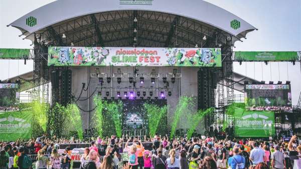 狂歡節(jié)活動現(xiàn)場就是一個大型的演唱會嘛，還有各式互動的游戲活動