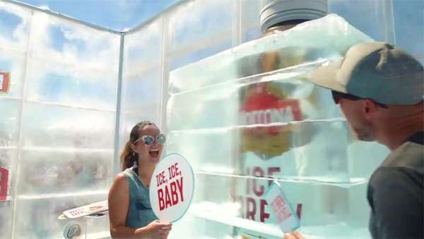 2.8米高的巨大冰塊閃現(xiàn)在這家咖啡快閃店活動，炎熱夏天太提神了