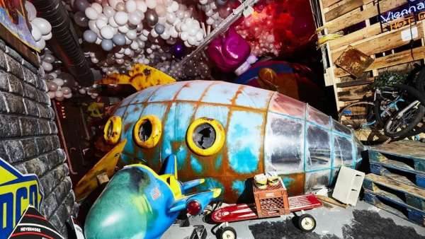 街頭藝術(shù)展覽活動(dòng)里驚現(xiàn)一艘墜落的飛船，一種完全感官體驗(yàn)來(lái)咯