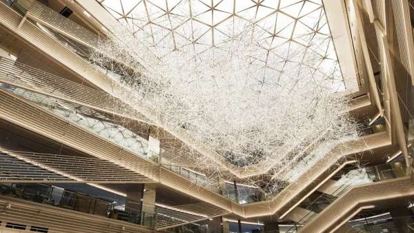 商場中庭是藝術(shù)家們將藝術(shù)氣息帶入美陳展覽活動的最佳舞臺