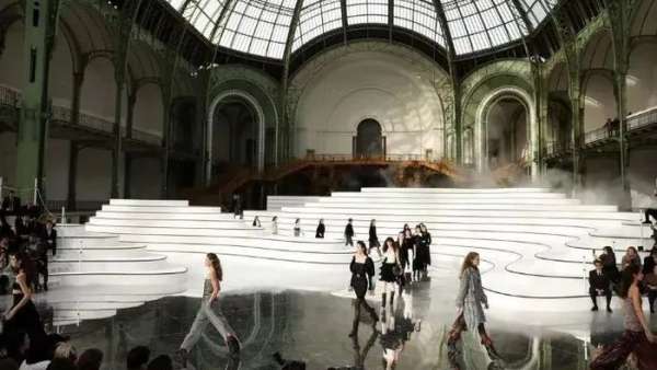 仙境般的時(shí)裝發(fā)布會(huì)展覽活動(dòng)看得如癡如醉，又一朝圣者的心之向往