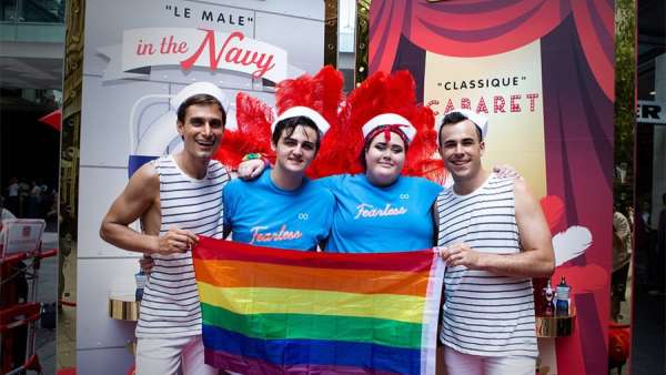 巴黎壞孩子造了一群水手走上大街只為進(jìn)行香水快閃店活動(dòng)的互動(dòng)