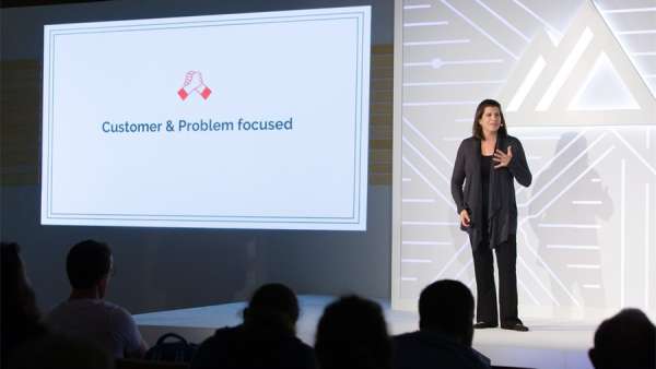 峰會活動策劃僅以一個背光樣式的標(biāo)志作為舞臺主視覺，創(chuàng)意值滿分