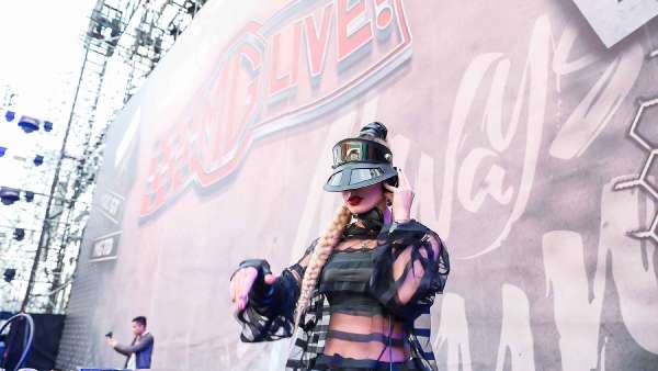 潮玩本色盡顯無疑，這次的汽車發(fā)布會展覽活動玩的就是心跳，爵對玩+