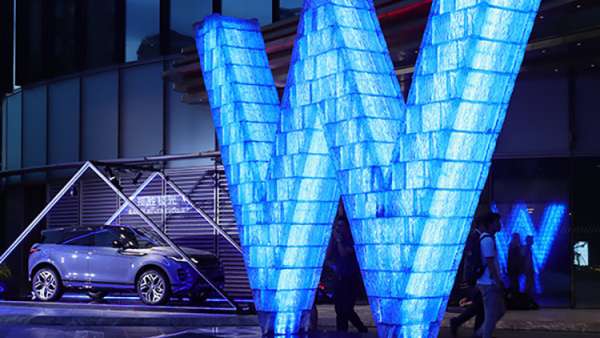 年輕正當(dāng)時，汽車發(fā)布會活動還特別策劃了英倫海派客廳給你噶山虎