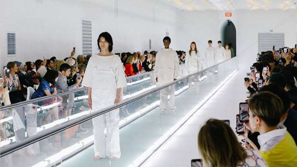 時(shí)裝發(fā)布展覽活動(dòng)策劃了一個(gè)傳送帶的秀臺，現(xiàn)場異常“死板”