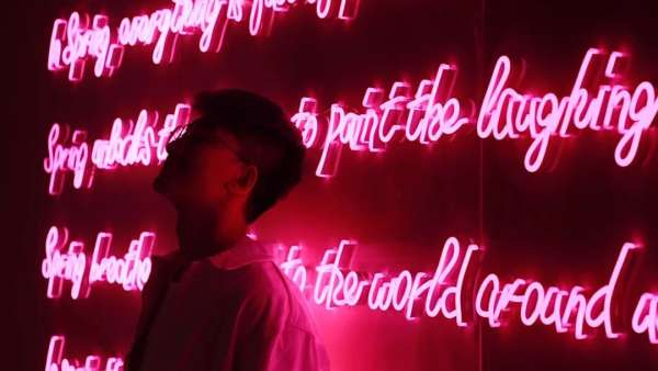 跟隨5位藝術(shù)家的會展活動里的沉浸式場景，退回到最美好的校園時光