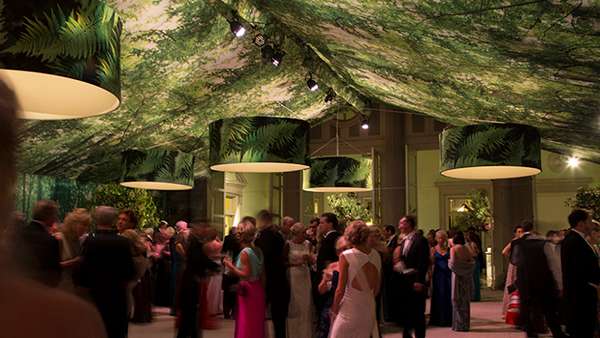 派對(duì)活動(dòng)策劃中運(yùn)用最多的發(fā)光裝飾應(yīng)該是吊燈吧