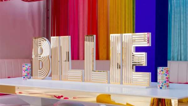 天吶！這彩虹色的派對(duì)活動(dòng)現(xiàn)場(chǎng)太愛了，氣球和流蘇的策劃創(chuàng)意真美好