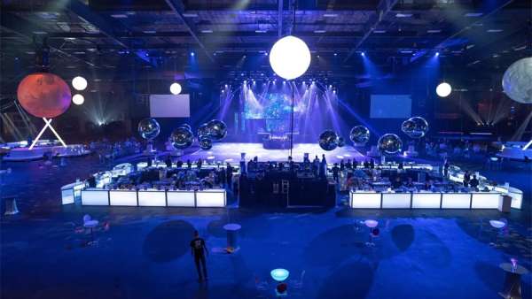 太空主題的員工派對活動(dòng)現(xiàn)場，黑暗中發(fā)光的創(chuàng)意策劃拍手叫絕