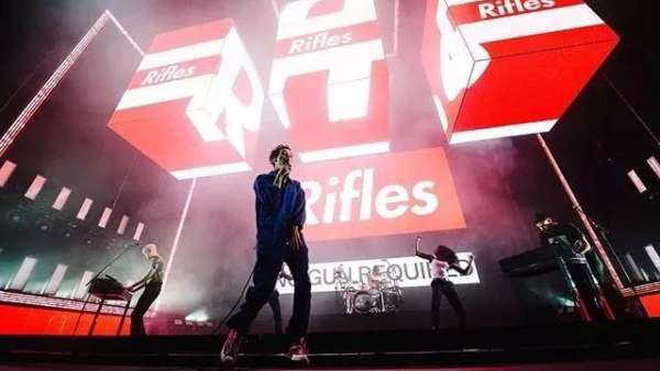 搖滾樂(lè)隊(duì)的這次演唱會(huì)活動(dòng)策劃太有視覺(jué)沖擊力了，就是電影級(jí)的體驗(yàn)嘛