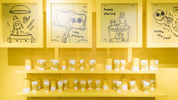 黃黃的茶飲快閃店活動(dòng)看著心情就莫名地陽(yáng)光起來(lái)了