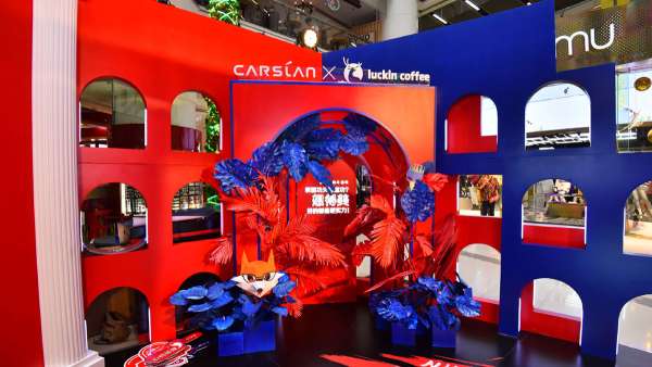 職場上的快閃店活動(dòng)是一個(gè)斗獸場，紅藍(lán)撞色也能越戰(zhàn)越勇