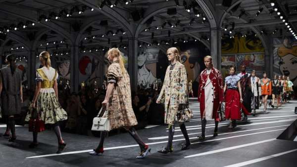 時裝T臺展覽活動還能這么策劃，這批女性漫畫家創(chuàng)造了超級英雄新力量