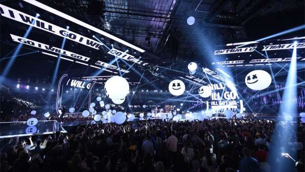 基于頒獎典禮活動的舞美設(shè)計，讓演出更像藝術(shù)作品般栩栩如生