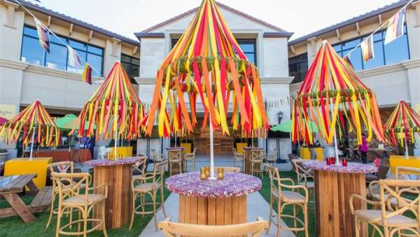 啤酒節(jié)派對活動用這種露臺式的更合適，七彩的顏色更搶眼